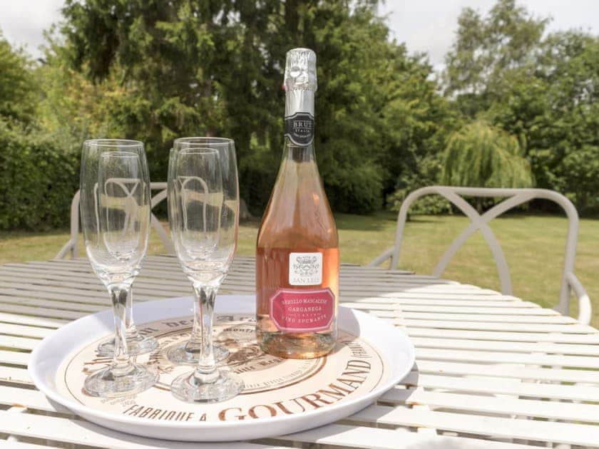 Relaxing sitting-out-area with furniutre | Thatched Cottage, Sternfield, near Aldeburgh