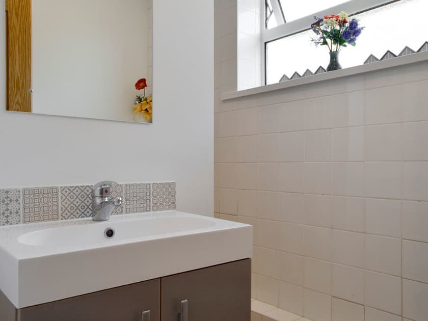 Family shower room | Brambles Kip, Freshwater