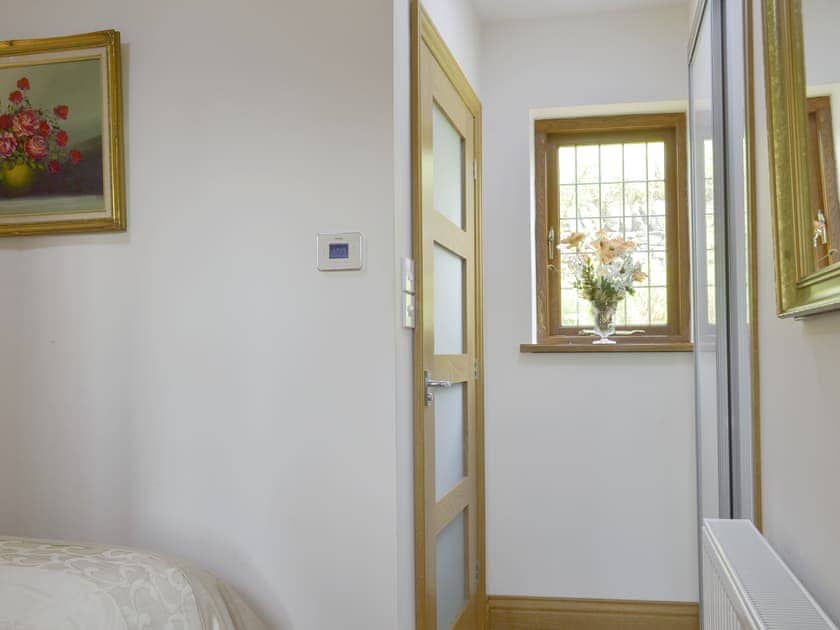 Double bedroom with en-suite | Railway Cottage, Longcliffe, near Ashbourne