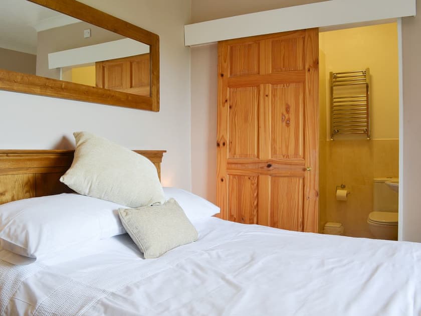 Delightful double bedroom with en-suite | Jasmine Cottage, Consett, near Durham