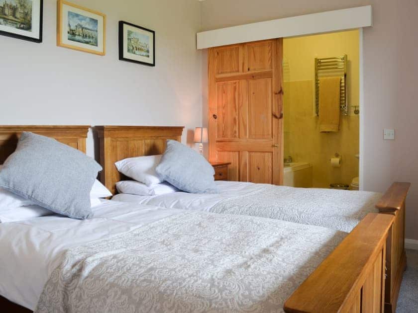 Twin bedroom with en-suite | Jasmine Cottage, Consett, near Durham