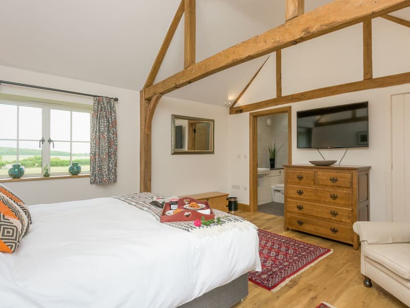 Wonderful bedroom with en-suite | The Calf Shed - Wood Street Farm, Royal Wootton Bassett