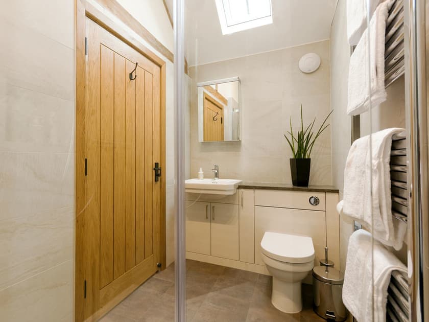 Ideal en-suite shower room | The Calf Shed - Wood Street Farm, Royal Wootton Bassett
