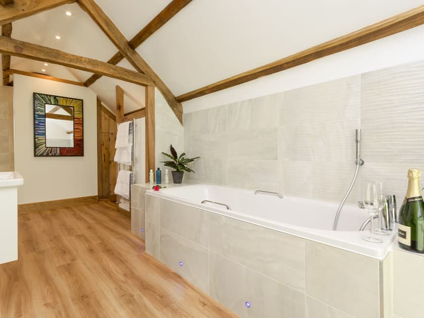 Relaxing bathroom | The Calf Shed - Wood Street Farm, Royal Wootton Bassett