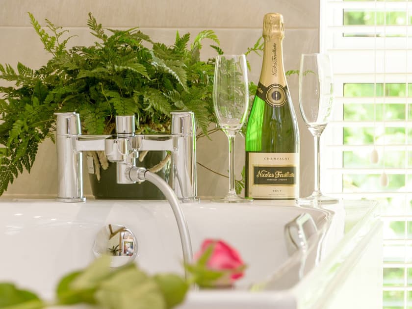 Delightful bathroom | The Calf Shed - Wood Street Farm, Royal Wootton Bassett