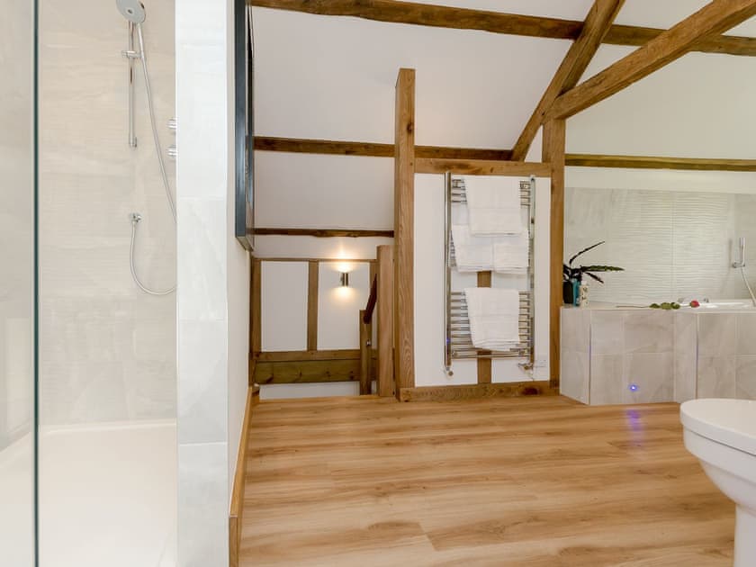 Excellent bathroom | The Calf Shed - Wood Street Farm, Royal Wootton Bassett