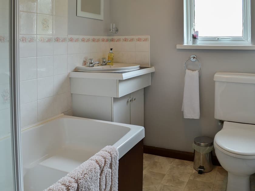 Bathroom | Cedar - Thornbury Holiday Park, Woodacott, near Holsworthy