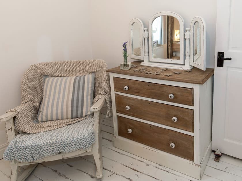 Dressing area within double bedroom | Rose and Crown Yard, Whitby