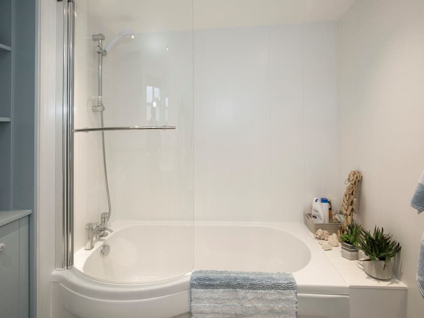 Family bathroom with shower over bath | Rose and Crown Yard, Whitby