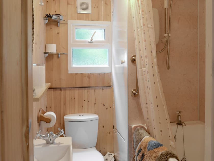 Family bathroom with shower over bath | Trewartha-By-Chy, Crackington Haven