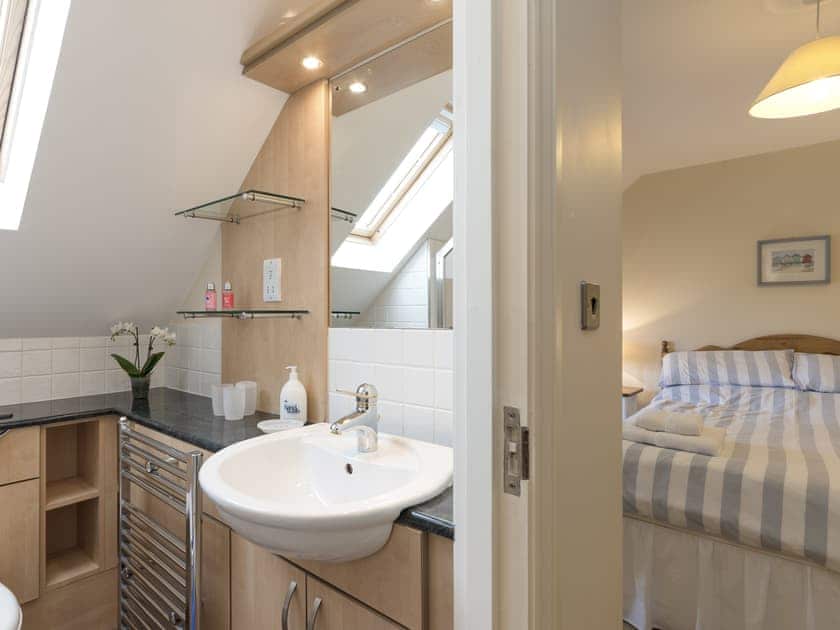 En-suite to master bedroom | Embleton Cottage, Beadnell