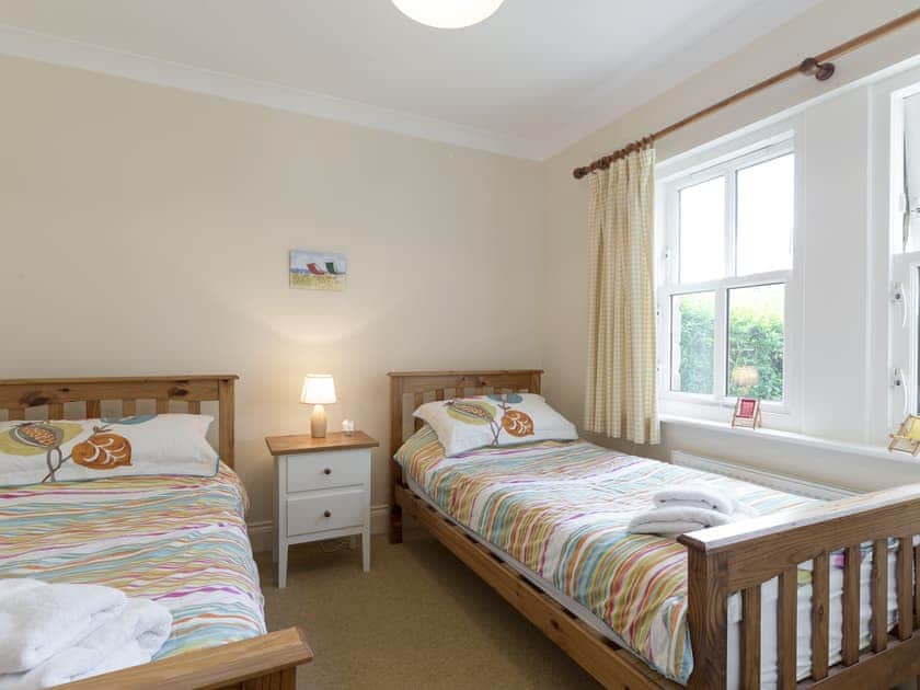 Light and airy twin bedroom | Embleton Cottage, Beadnell