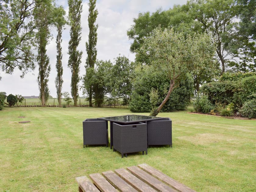 Large lawned garden with outdoor furniture | Glebe Farm Cottage, Hornby