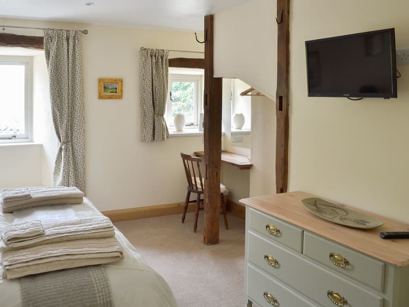Double bedroom with pull-out children’s single bed | Brow View Cottage, Ravenstonedale, near Kirkby Stephen
