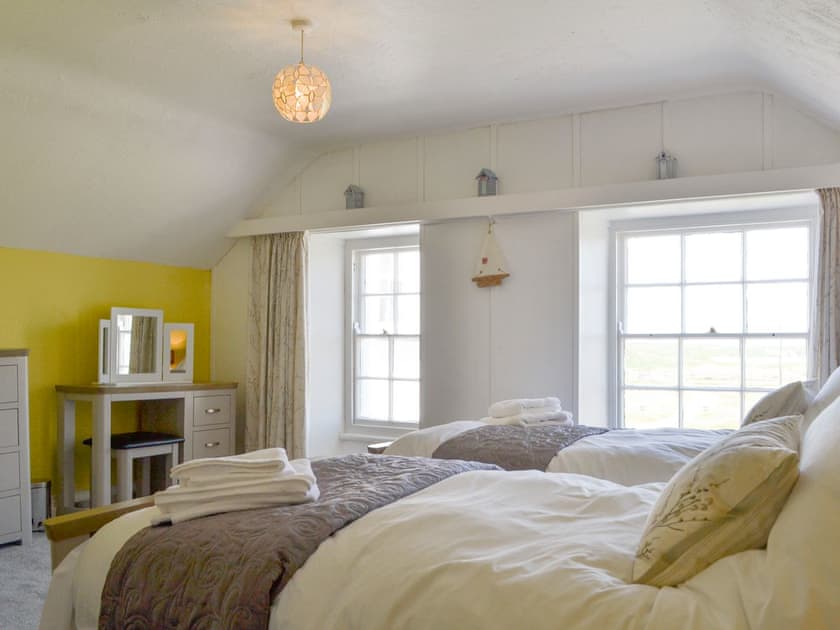 Good-sized twin bedroom | Bwthyn Y Borth, Rhoscolyn, near Holyhead