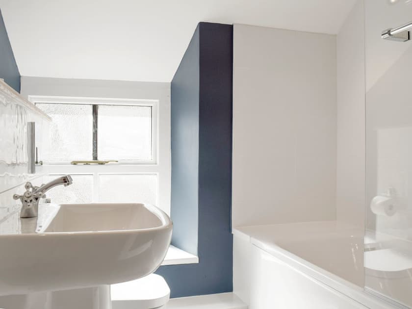 En-suite bathroom with shower over bath | Windy Nook, Pooley Bridge