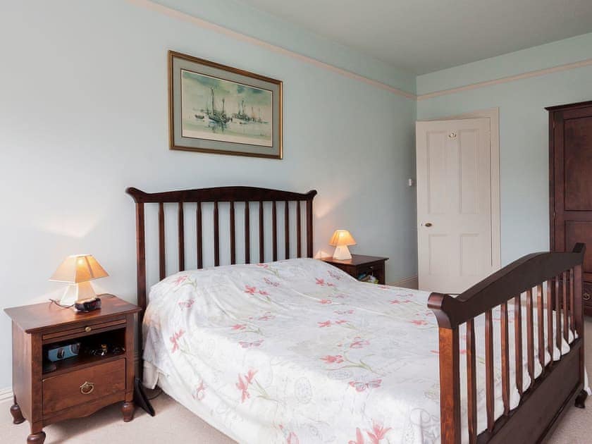 Romantic and inviting double bedroom | Mount Boone 12a, Dartmouth