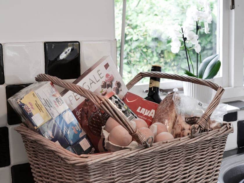 Thoughtfully presented kitchen | The Chicken Shed - Dynes Farm, Bilsington, near Ashford