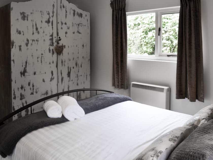 Beautifully presented bedroom | The Chicken Shed - Dynes Farm, Bilsington, near Ashford