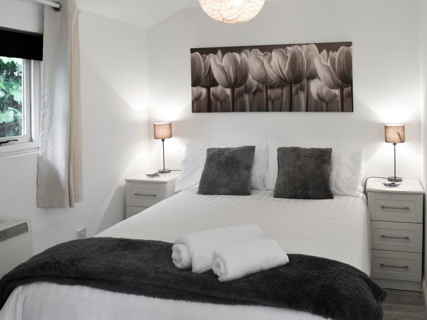 Elegantly presented bedroom | The Chicken Shed - Dynes Farm, Bilsington, near Ashford