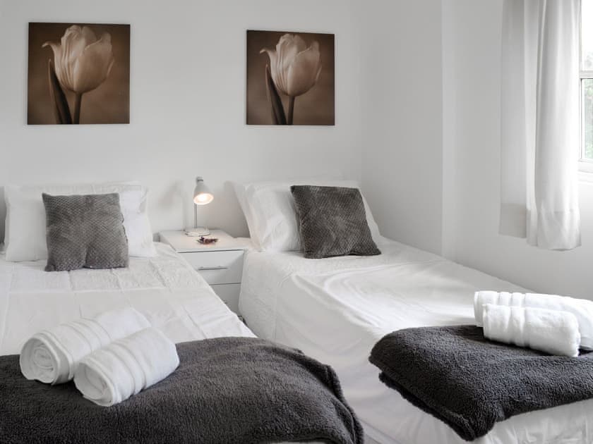 Attractive bedroom with twin beds | The Chicken Shed - Dynes Farm, Bilsington, near Ashford