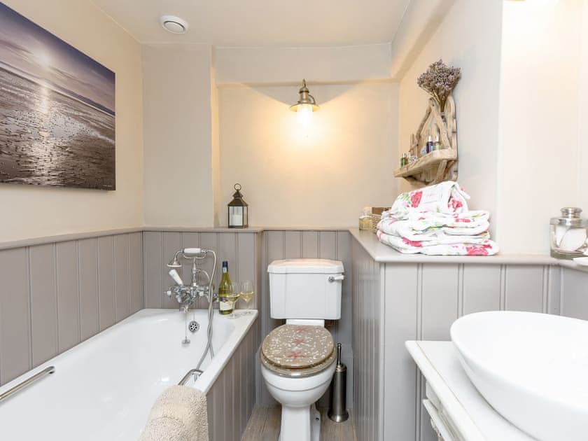 Wonderful en-suite bathroom | Sweet Pea Cottage, Kingston, near Corfe Castle