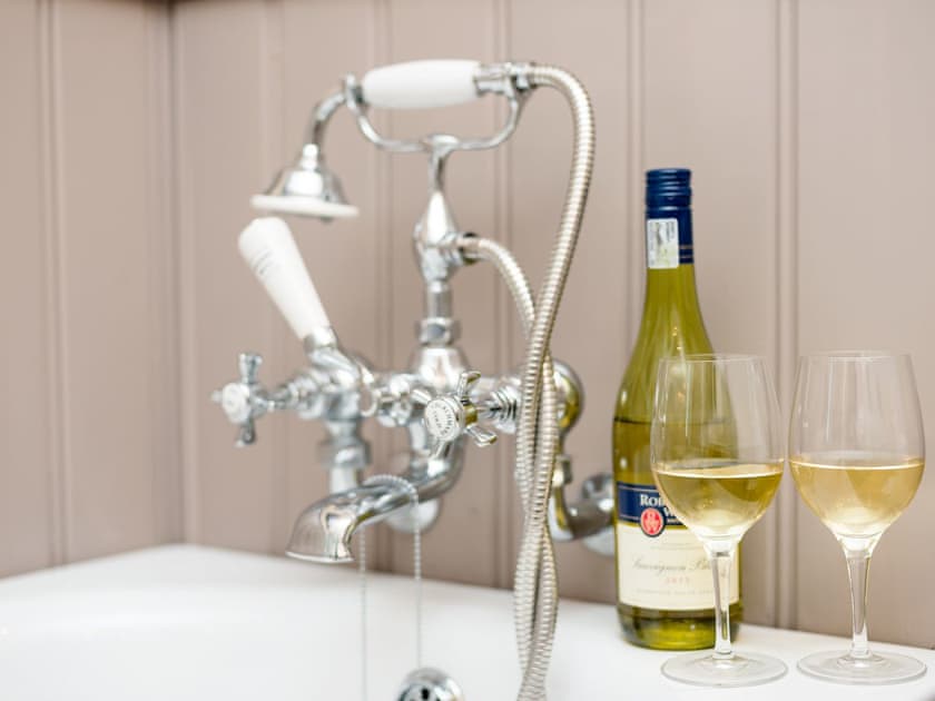 Relaxing en-suite bathroom | Sweet Pea Cottage, Kingston, near Corfe Castle
