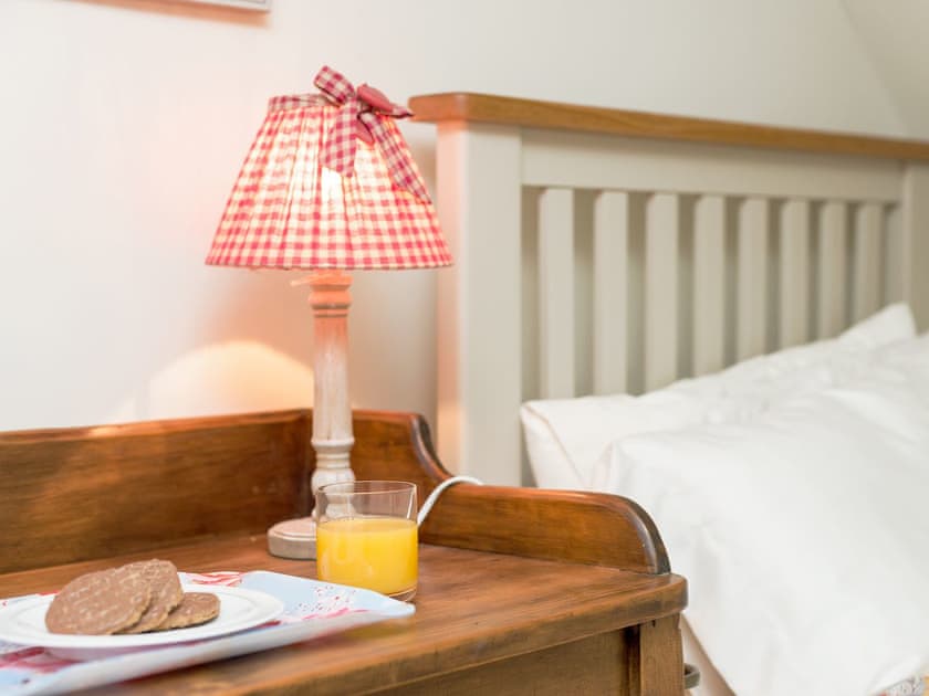 Well presented twin bedroom | Sweet Pea Cottage, Kingston, near Corfe Castle
