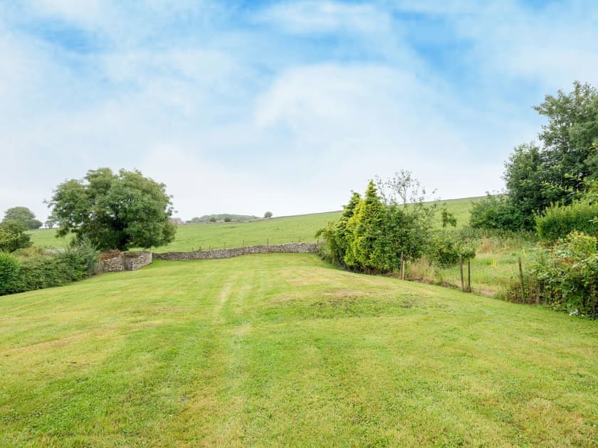 Extensive shared lawned garden, which offers far reaching views of grazing cattle | Sweet Pea Cottage, Kingston, near Corfe Castle