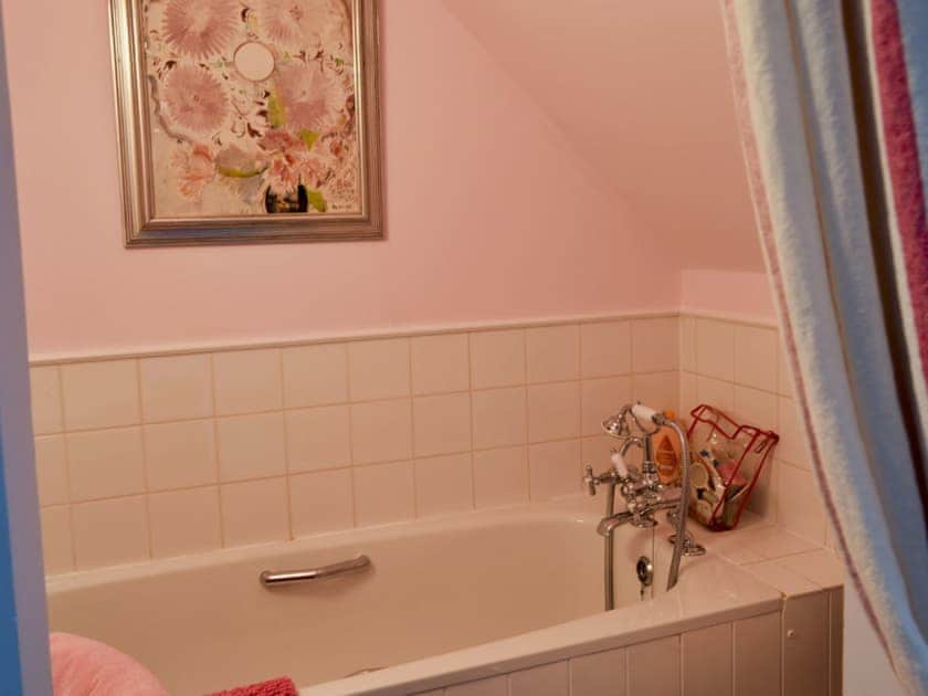 En-suite bathroom | Cottage By The Quay, Lymington