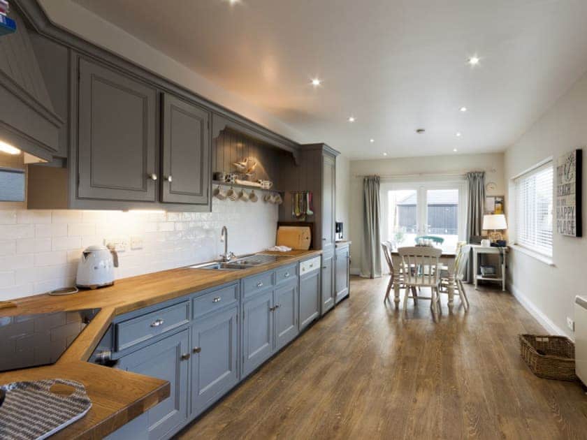 Spacious kitchen and dining area | Aloft, Salcombe