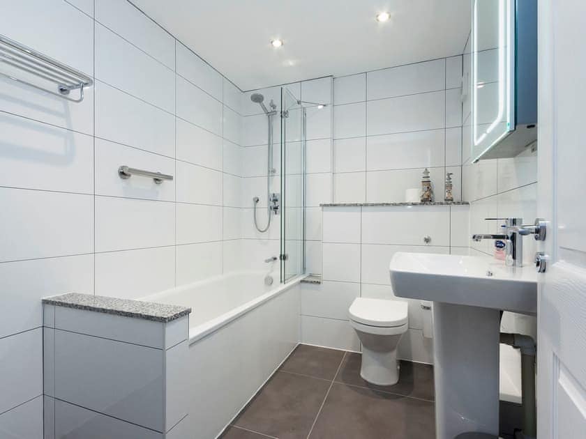 Well presented bathroom | Bank Apartment 1, Dartmouth