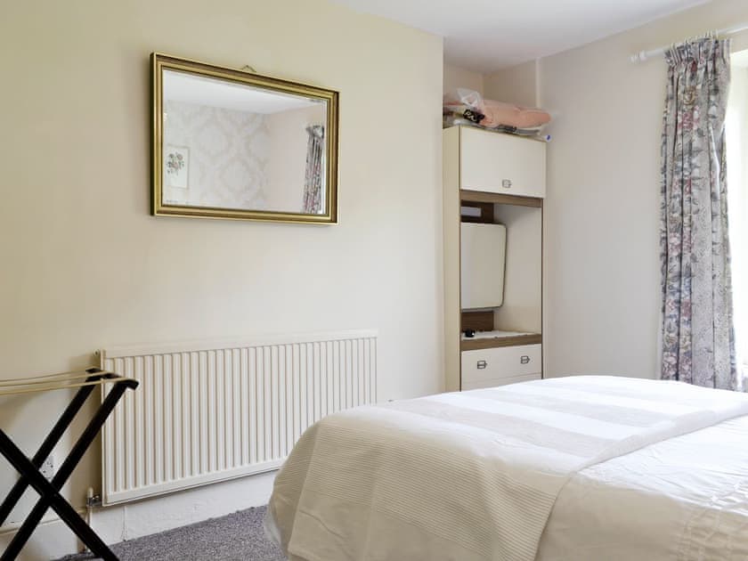 Light and airy double bedroom | Hazeldene - Murton Farm, Murton, near Swansea