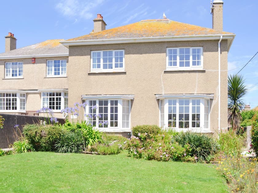 Lovely holiday home with lawned front garden | Lyndale, Penzance