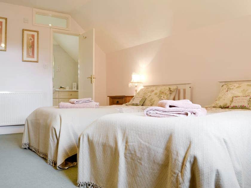 Comfortable twin bedroom with en-suite | White Hill Farm Cottage, Wonastow, near Monmouth