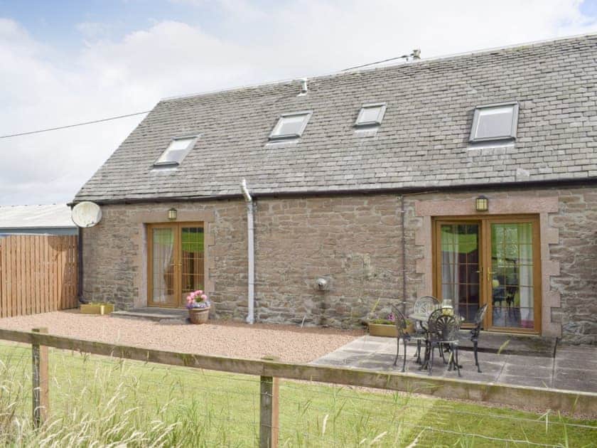 Enclosed rear garden and patio | The Ploughmans - Loch Lomond Farm Cottages, Balfron Station, near Stirling