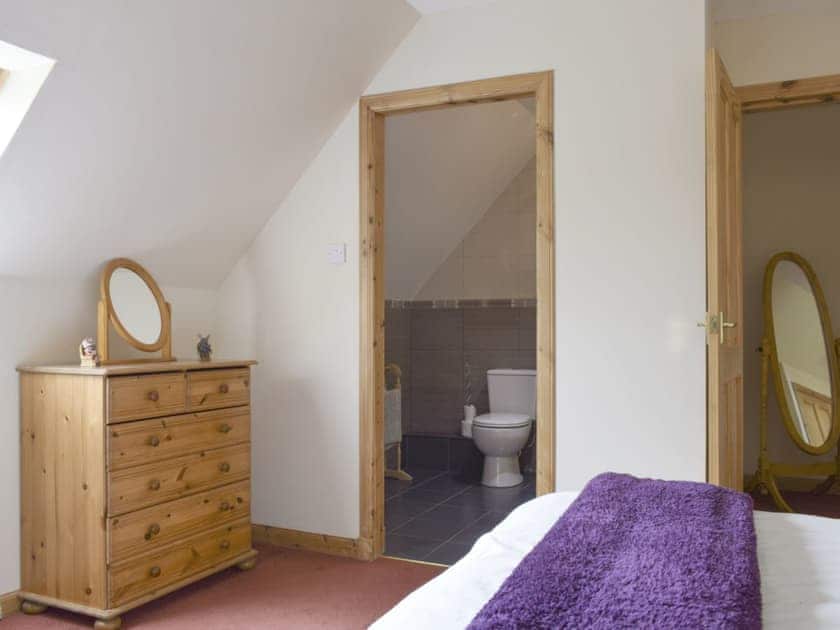 Airy master bedroom with en-suite | The Stables - Loch Lomond Farm Cottages, Balfron Station, near Stirling