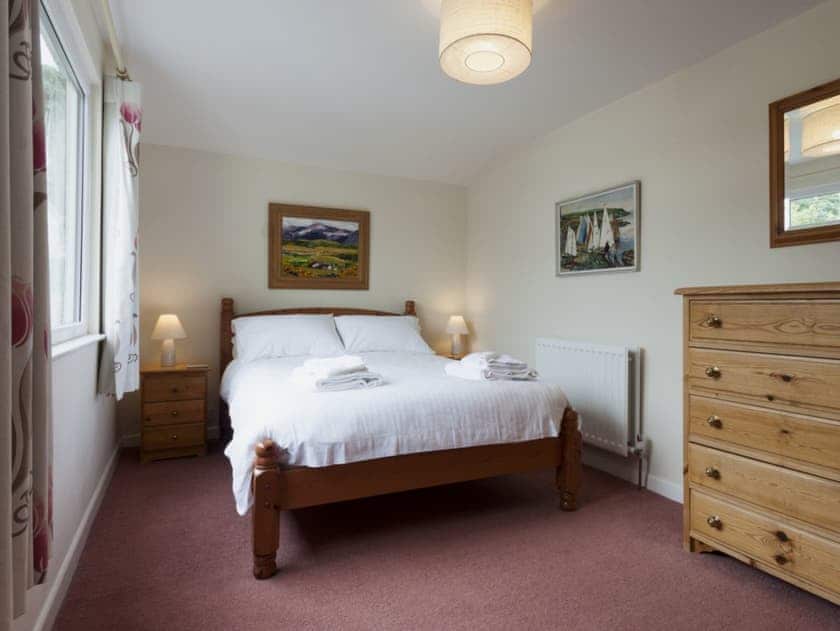 Relaxing bedroom with kingsize bed and en-suite bathroom | Garston, Salcombe