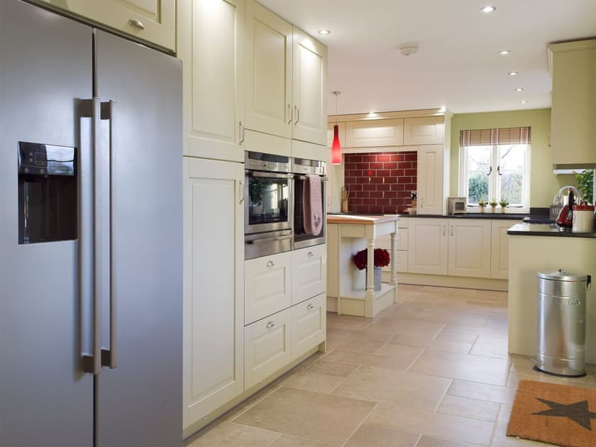 Well-equipped fitted kitchen | Fountain Hill, Eglwyswrw, near Cardigan
