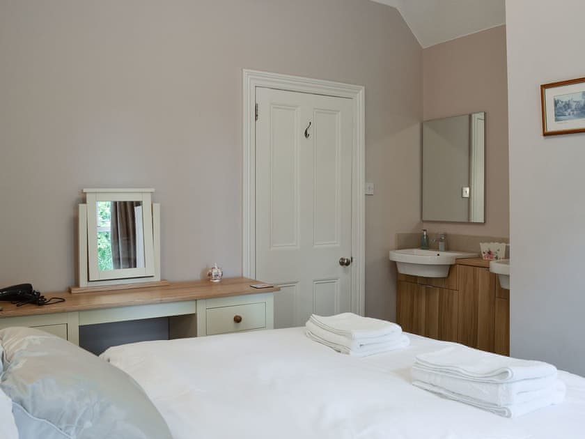Double bedroom with en-suite | Everton, Bakewell