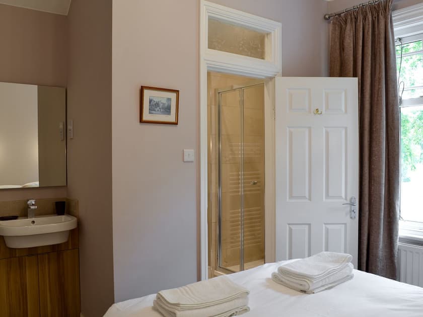 Double bedroom with en-suite | Everton, Bakewell