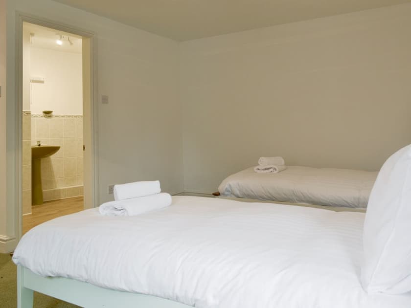 Twin bedroom with en-suite | Leyfield Coach House, Kirkby Lonsdale