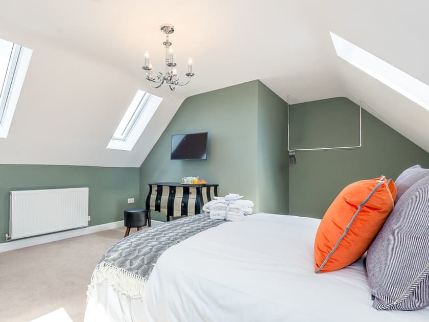 Light and airy double bedroom | Holly Tree Barn - Ashlin Farm Barns, Dunholme, near Lincoln
