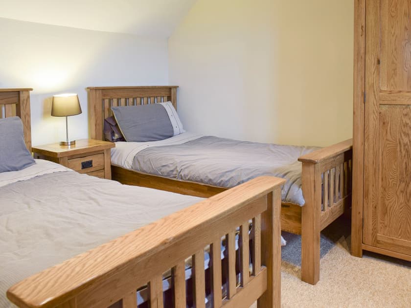 Good-sized twin bedroom | Bryncrwn Cottage, Llanfarian, Aberystwyth