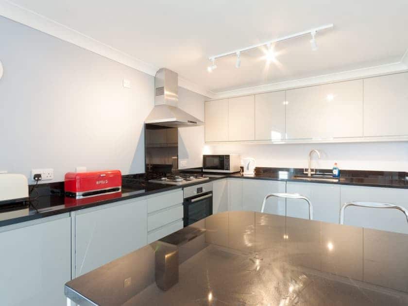 Well equipped kitchen | Poundstone Court 8, Salcombe