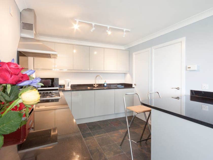 Well equipped kitchen | Poundstone Court 8, Salcombe