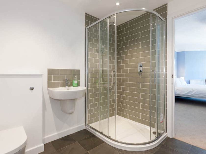 Ideal en-suite shower room | Poundstone Court 8, Salcombe