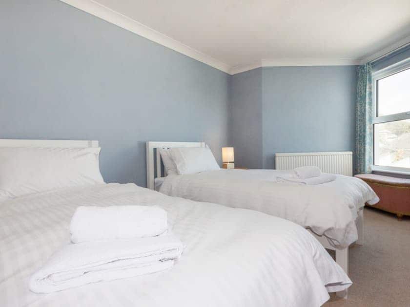 Well presented twin bedroom | Poundstone Court 8, Salcombe
