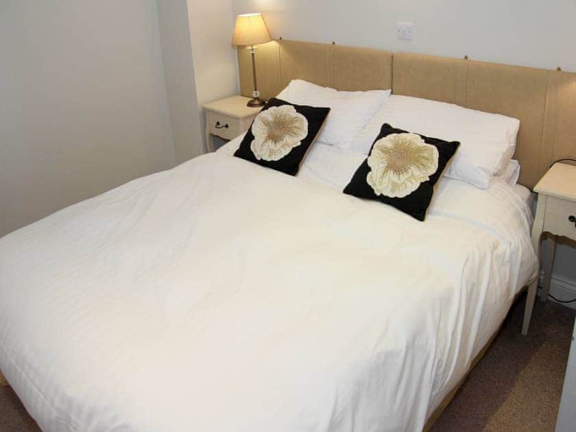 Peaceful bedroom with zip and link king-size bed and en-suite | Bannerdale, Mungrisdale, near Keswick