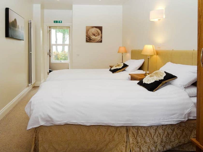 Cosy bedroom with zip and link twin beds and en-suite  | Bannerdale, Mungrisdale, near Keswick